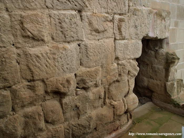 SILLARES ORIGINALES  EN EL MURO NORTE Y ACCESO AL TEMPLO